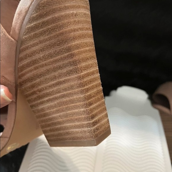 Blush pink Vince Camuto heels. - Picture 2 of 7